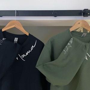 Personalised Mum Sweatshirt with Kids Names on Sleeve, Custom Mama Sweater, Mother’s Day Gift for Mum, Wear Your Heart on Your Sleeve zdjęcie 5