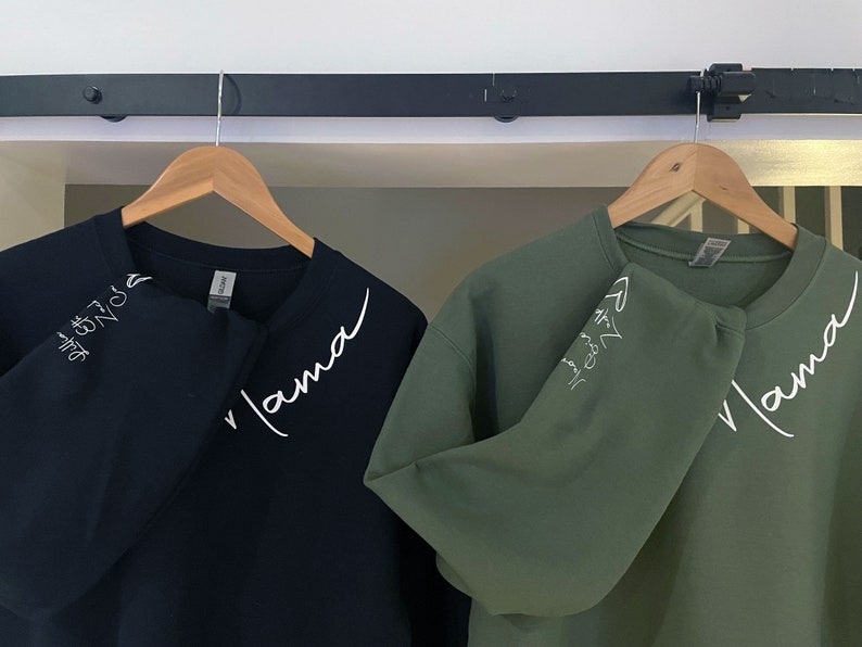 Personalised Mum Sweatshirt with Kids Names on Sleeve, Custom Mama Sweater, Mother’s Day Gift for Mum, Wear Your Heart on Your Sleeve zdjęcie 5