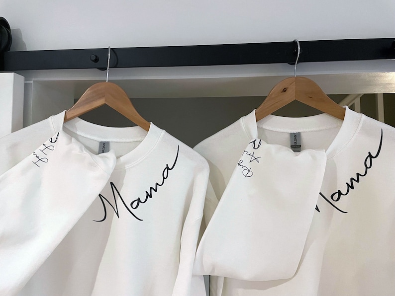 Personalised Mum Sweatshirt with Kids Names on Sleeve, Custom Mama Sweater, Mother’s Day Gift for Mum, Wear Your Heart on Your Sleeve zdjęcie 4
