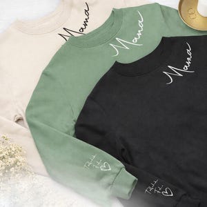 Personalised Mum Sweatshirt with Kids Names on Sleeve, Custom Mama Sweater, Mother’s Day Gift for Mum, Wear Your Heart on Your Sleeve zdjęcie 1