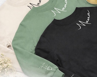 Personalised Mum Sweatshirt with Kids Names on Sleeve, Custom Mama Sweater, Mother’s Day Gift for Mum, Wear Your Heart on Your Sleeve