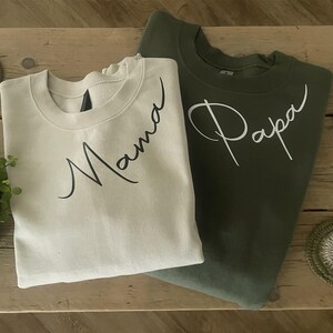 Personalised Mum Sweatshirt with Kids Names on Sleeve, Custom Mama Sweater, Mother’s Day Gift for Mum, Wear Your Heart on Your Sleeve zdjęcie 6
