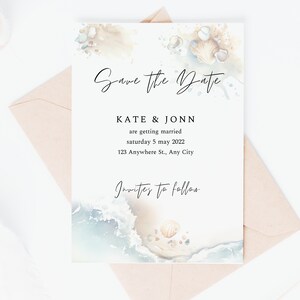 K&ouml;nnte beinhalten: Save the Date Karte mit einem Aquarell-Design aus Muscheln und Meereswellen. Der Text lautet "Save the Date", "Kate & Jonn", "are getting married", "Saturday 5 May 2022", "123 Anywhere St., Any City" und "Invites to follow".