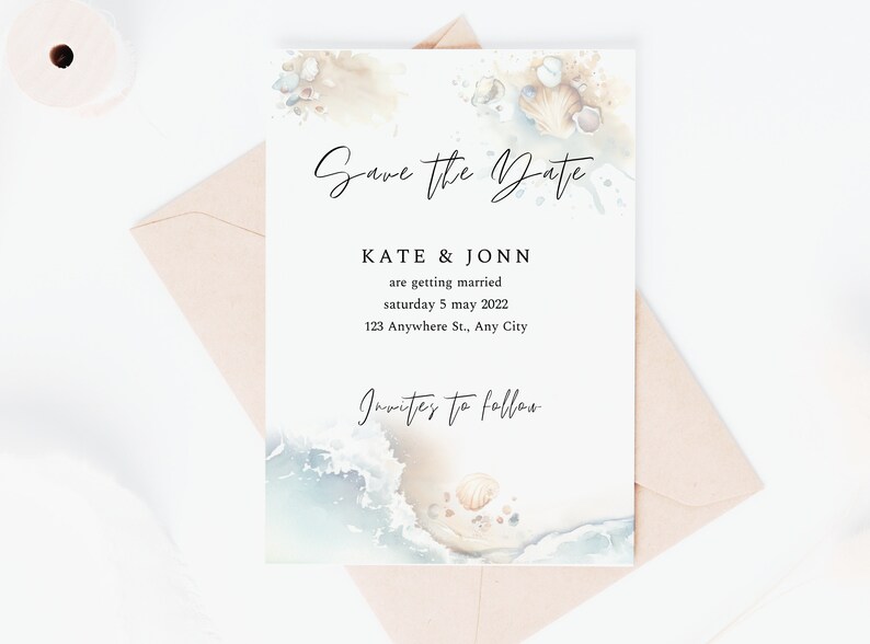 K&ouml;nnte beinhalten: Save the Date Karte mit einem Aquarell-Design aus Muscheln und Meereswellen. Der Text lautet "Save the Date", "Kate & Jonn", "are getting married", "Saturday 5 May 2022", "123 Anywhere St., Any City" und "Invites to follow".