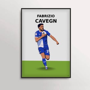 Könnte beinhalten: Gerahmte Illustration eines Fußballspielers in blau-weißem Trikot mit dem Namen "FABRIZIO CAVEGN" darüber. Der Spieler rennt auf einem grünen Feld, mit der Nummer 2 auf seiner Hose. Der Hintergrund ist weiß.