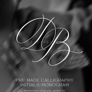 Könnte beinhalten: Schwarz-weiß Bild mit den Buchstaben "DB" in eleganter, handgeschriebener Kalligraphie. Der Text "LETTERALLY" steht oben, darunter "PRE-MADE CALLIGRAPHY INITIALS/MONOGRAM" und "Handwritten calligraphy, perfect for invitations, stationery or keepsake".