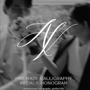 Op de afbeelding: Zwart-wit afbeelding met een gestileerd wit kalligrafie monogram tegen een vage achtergrond. De tekst "LETTERALLY" staat bovenaan, met "PRE-MADE CALLIGRAPHY INITIALS/MONOGRAM" eronder. De tekst onderaan luidt "Handgeschreven kalligrafie, perfect voor uitnodigingen, briefpapier of aandenken".