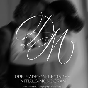 Könnte beinhalten: Schwarz-Weiß-Bild mit dem Wort "LETTERALLY" und einem Monogramm in weißer Schrift. Der Text "PRE-MADE CALLIGRAPHY INITIALS/MONOGRAM" ist ebenfalls zu sehen, zusammen mit dem Satz "Handgeschriebene Kalligraphie, perfekt für Einladungen, Briefpapier oder Andenken."