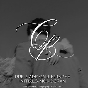 Könnte beinhalten: Schwarz-Weiß-Bild mit dem Wort "LETTERALLY" oben. Darunter werden elegante weiße Kalligraphie-Initialen vor einem verschwommenen Hintergrund angezeigt. Der Text "PRE-MADE CALLIGRAPHY INITIALS/MONOGRAM" befindet sich unter den Initialen, mit einer Beschreibung der handgeschriebenen Kalligraphie.