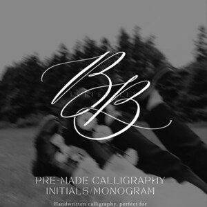 Op de afbeelding: Zwart-wit afbeelding met het woord 'LETTERALLY' bovenaan. Een gestileerd wit 'BB'-monogram is het centrale element. Daaronder staat 'PRE-MADE CALLIGRAPHY INITIALS/MONOGRAM'. De tekst onderaan luidt 'Handgeschreven kalligrafie, perfect voor uitnodigingen, briefpapier of aandenken'.