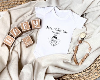 TATA & TONTON I'm arriving in 2024-2025 White cotton bodysuit announcing pregnancy - Moonbabystore