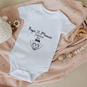 GRANDPA & GRANDMA I&#39;m coming in 2026 White cotton pregnancy announcement bodysuit - Moonbabystore