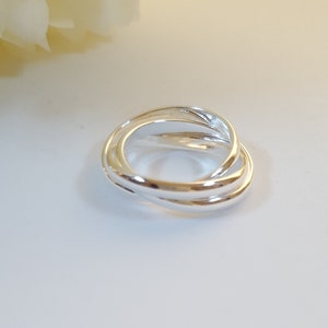 Alliance russe en argent sterling. 3 anneaux qui bougent l'un autour de l'autre, agréables à porter.
