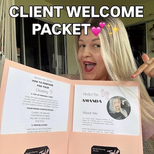 Könnte beinhalten: Eine hellrosa Mappe mit der Aufschrift CLIENT WELCOME PACKET, die gedruckte Informationen für einen Reinigungsdienst enthält. Die linke Seite listet Vorbereitungshinweise auf, während die rechte Seite einen Über-mich-Bereich zeigt.
