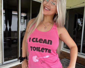 Ich Saubere Toiletten Racerback Tank | Lustige Reinigung Tank Top | Putzfrau Geschenk | Maid Shirt | Reinigung von Geschäftskleidung