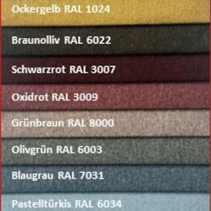 Op de afbeelding: Een kleurenkaart met stofstalen en hun RAL-codes. De kleuren variëren van lichtbeige (Hellelfenbein RAL 1015) tot donkerzwart (Signalschwarz RAL 9004). De kaart bevat grijstinten, bruin-, groen- en blauwtinten, elk met hun kleurnaam beschreven.