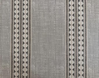 Druckstoff Naturfaser Greca 38 Perlweiß Braungrau Beigebraun – Deko-Bezug-Polster-Möbel-Vorhang- & Bekleidungsstoff, Meterware, 280 cm breit