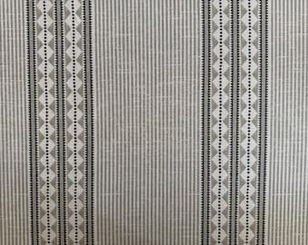 Druckstoff Naturfaser Greca 25 Perlweiß Graubeige Braungrau – Deko-Bezug-Polster-Möbel-Vorhang- & Bekleidungsstoff, Meterware, 280 cm