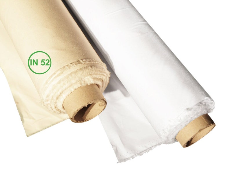 Zwei aufgerollte Rollen daunendichter Inlettstoff in Ecru und Weiß auf Pappkernen, 175 cm breit, aus 100 % Baumwolle.