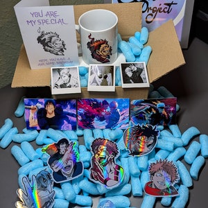 Caja de regalo Jujutsu Kaisen JJK: incluye tarjeta + paquete de pegatinas + taza impresa + imanes para el refrigerador / Cumpleaños / Navidad / Buzón sorpresa