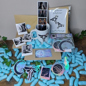 The Last Of Us-cadeauverpakking: inclusief kaart + stickerpakket + bedrukte mok + bladwijzer + polaroid-kunstafdrukken | Verjaardag | Kerstmis | Brievenbusverrassing