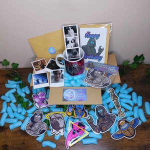 La caja de regalo de Moon Knight incluye una tarjeta + un paquete de pegatinas + una taza impresa + un marcapáginas + impresiones artísticas Polaroid / Cumpleaños / Navidad / Buzón sorpresa