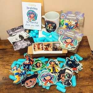 Coraline Jones-geschenkdoos: inclusief kaart + stickerpakket + bedrukte mok + bladwijzer + polaroid-kunstafdrukken | Verjaardag | Kerstmis | Brievenbusverrassing