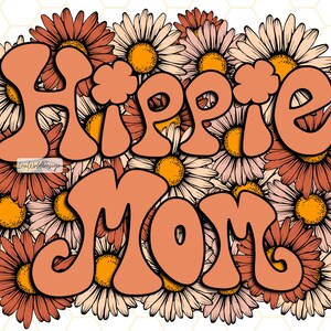 Puede incluir: Flores de margarita naranja y blancas con el texto "Hippie Mom" en una fuente retro.