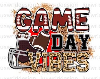 Può includere: Un design grafico con il testo "GAME DAY VIBES" in lettere nere e marroni. Le lettere sono decorate con un motivo leopardato. Lo sfondo è un motivo di pallone da calcio rosso, bianco e marrone.