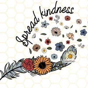 K&ouml;nnte beinhalten: Eine blaue Feder mit einer Sonnenblume, einer Rose und anderen Blumen in einem Strau&szlig;. Der Text "Spread kindness" ist in schwarzer Kursivschrift &uuml;ber dem Strau&szlig; geschrieben.