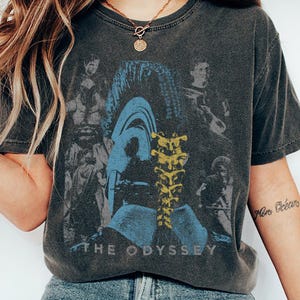 Vintage grafisch T-shirt uit de jaren 90 met de tekst "The Odyssey Comfort Colors". afbeelding 5