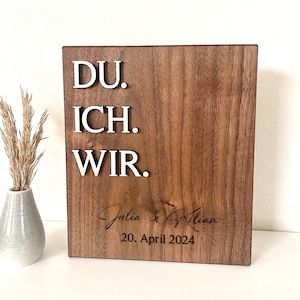 Hochzeitstag Hochzeitsgeschenk Nussbaum Jahrestag Holzschild personalisierte Geschenkidee Geschenk zur Hochzeit Bild 1