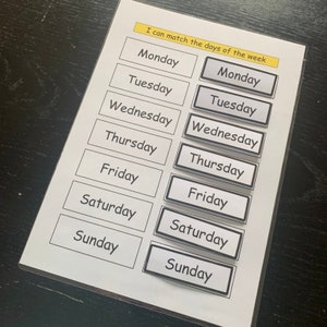 Puede incluir: Una actividad educativa en blanco y negro para hacer coincidir los días de la semana. Los días de la semana están escritos en texto negro sobre rectángulos blancos. Las palabras son "Lunes", "Martes", "Miércoles", "Jueves", "Viernes", "Sábado" y "Domingo".