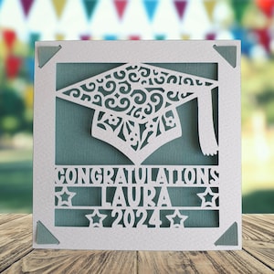 Gepersonaliseerde afstudeerkaart, goed uitgevoerde papercutkaart, universiteitskaart gefeliciteerd, kaart met resultaten universitaire graad