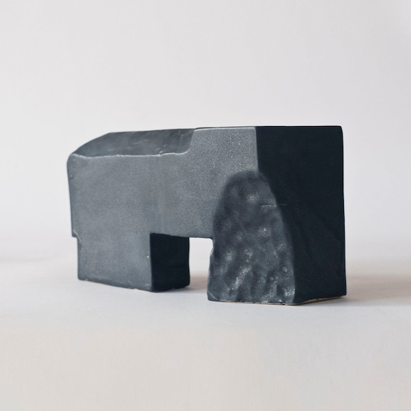 Sculpture abstraite minimaliste en céramique, objet original en céramique noire pour la décoration de la maison, sculpture brutaliste moderne en édition limitée