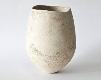 Grand vase en céramique minimaliste, vase sculptural pour la décoration intérieure, pot en céramique vieilli, vase organique blanc cassé mat, vase d'art artisanal