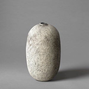 Grote noodlijdende rustieke vaas keramische sculpturale vaas voor modern of rustiek decor Handgemaakte getextureerde aardetinten vaas artistieke minimalistische vaas