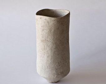 Strukturierte Steinvase für Boho-Dekor, handgefertigte handwerkliche Vase für neutrale Retro-Dekoration für Pampas, große dünne und hohe stilisierte Vase