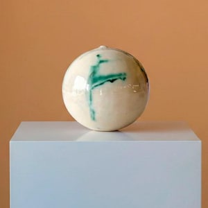 Vase en céramique verte - Vase sculptural en grès - Atelier de poterie Wabi Sabi - Décoration d'étagère Japandi - Objet d'art émaillé unique