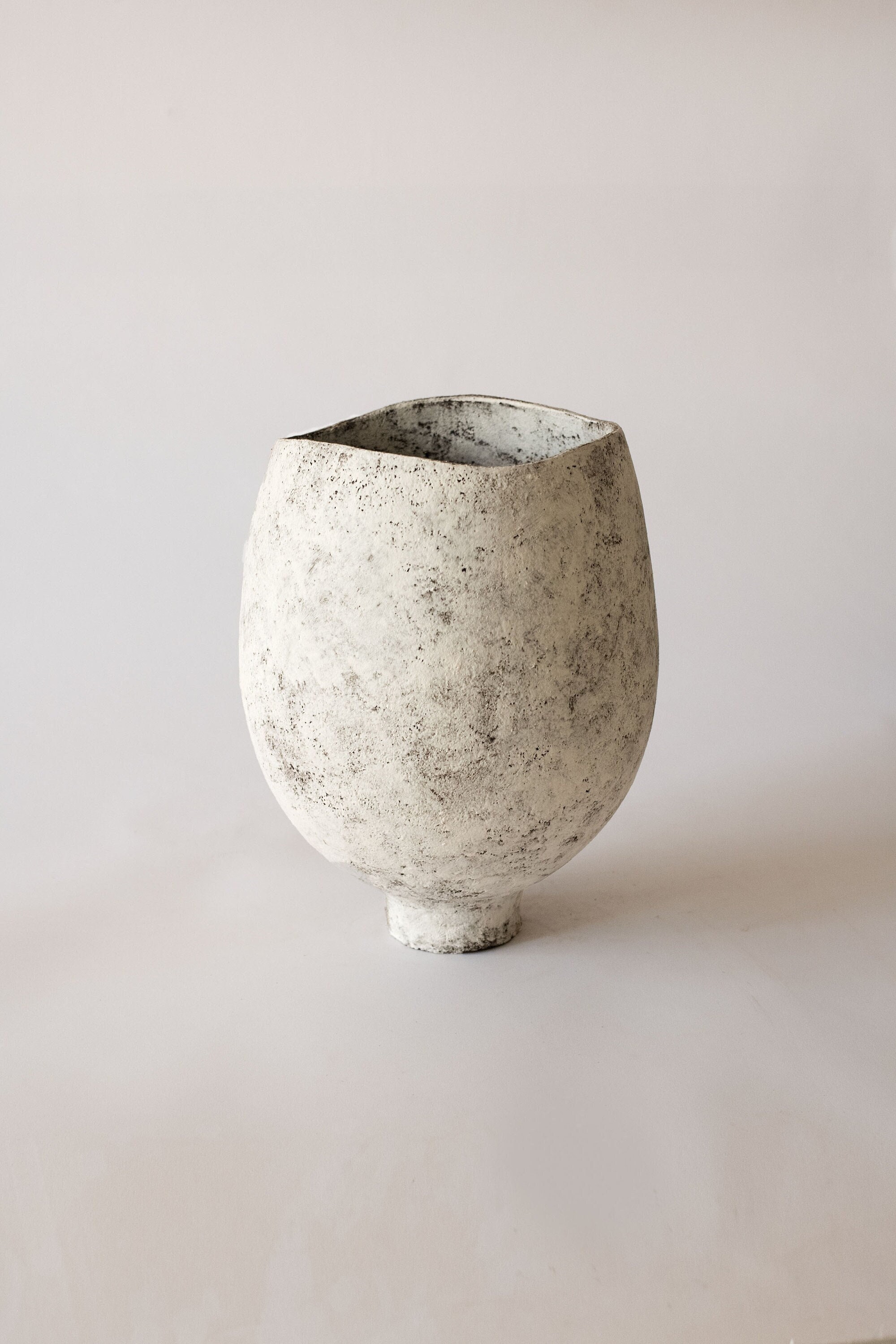 彫刻的な陶器の器・陶芸彫刻花瓶・白い花瓶・現代的なジャパンディ