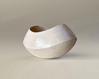 Recipiente de cerámica de gres beige hecho a mano • Escultura geométrica minimalista