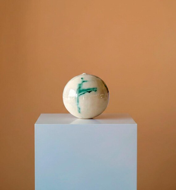 Minimalist Ceramic Vase – Sculptural Stoneware Orb Vase – Wabi Sabi Studio Pottery – Japandi Shelf Decor – Unique Green Glaze Art Object