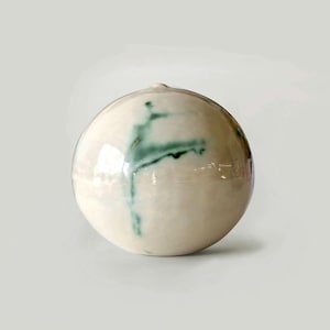 Jarrón minimalista de cerámica – Jarrón escultórico de gres en forma de esfera – Cerámica de estudio Wabi Sabi – Decoración de estantería Japandi – Objeto de arte único con esmalte verde