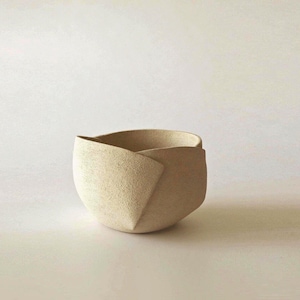 Jarrón de gres Wabi Sabi: Cerámica beige neutra, cerámica sin esmaltar, forma orgánica, decoración escandinava