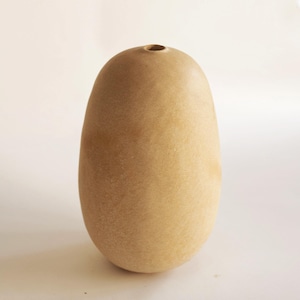 Jarrón de cerámica beige hecho a mano: gres ovalado texturizado, decoración mediterránea