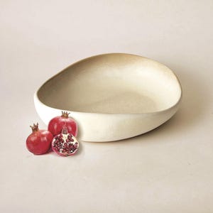 Fruteira de cerâmica artesanal: grande, em grés branco, para decoração de cozinha rústica.