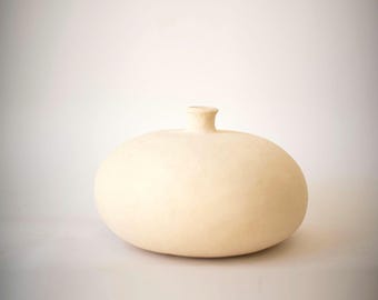Jarrón grande de gres orgánico: objeto escultórico de arcilla beige sin esmaltar.
