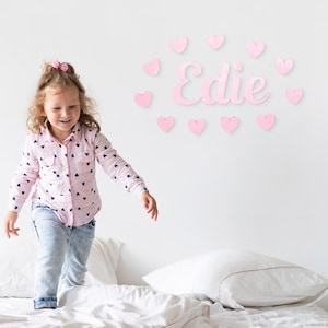 Placa de nome de parede de madeira personalizada com corações - Decoração de quarto infantil - Arte de parede de berçário - Placa de porta de quarto - Placa de nome personalizada - Sala de jogos infantil