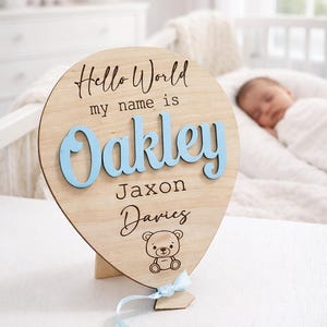 Placa con globo para anuncio de nacimiento / Hola mundo / Bienvenido al mundo / Letrero con el nombre del bebé / Anuncio de nacimiento / Regalos personalizados para bebés / Letrero