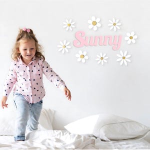 Placa de madeira personalizada com nome para meninas - Arte de parede floral, decoração de quarto de margarida, placa de porta de berçário, placa de quarto infantil, decoração de parede de sala de jogos